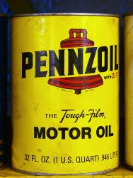 Ancien bidon d'huile moteur Pennzoil, musée Terug (© wikipedia.org / Alf van Beem)