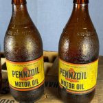 ÉTUI ANTIQUE BOUTEILLES D'HUILE MOTEUR PENNZOIL (17) POTS EN VERRE AMBRE PAPIER - QUELQUES ÉTIQUETTES (© ebay.com)