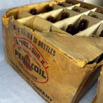 ÉTUI ANTIQUE BOUTEILLES D'HUILE MOTEUR PENNZOIL (17) POTS EN VERRE AMBRE PAPIER - QUELQUES ÉTIQUETTES (© ebay.com)