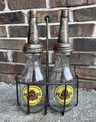bouteilles d'huile moteur PENNZOIL avec porte-bouteille (© ebay.com)