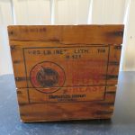 Bidon et caisse d'huile "PRESSURE GUN GREASE" (© ebay.fr)