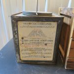 Bidon et caisse d'huile "PRESSURE GUN GREASE" (© ebay.fr)