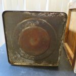 Bidon et caisse d'huile "PRESSURE GUN GREASE" (© ebay.fr)