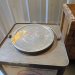 Bidon et caisse d'huile "PRESSURE GUN GREASE" (© ebay.fr)