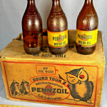 ÉTUI ANTIQUE BOUTEILLES D'HUILE MOTEUR PENNZOIL (17) POTS EN VERRE AMBRE PAPIER - QUELQUES ÉTIQUETTES (© ebay.com)