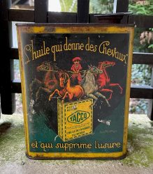 Bidon d'huile YACCO « L'huile qui donne des chevaux et qui supprime l'usure »(© yacco.com)