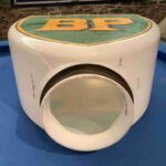 Globe de pompe à essence BP Shield (© ukrestoration.com)