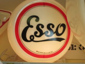 Globe ESSO (reproduction), en verre (© automobilia-uk.com)