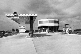 JEAN PROUVÉ ET LES STATIONS-SERVICES TOTAL (© rangedesvoitures.com)