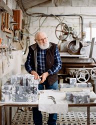 Serge Binotto avec du marbre des Pyrénées, dans son atelier de Mirepoix, le 27 octobre. (© MARY GAUDIN POUR M LE MAGAZINE DU MONDE)