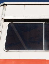 Façade d'une ancienne station Total modèle Jean-Prouvé (© gazette-drouot.com)