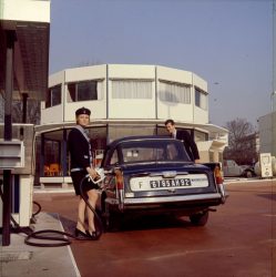 Station Total « le Relais de Sénart » à Draveil (92), par l’architecte Jean Prouvé. (© rangedesvoitures.com)
