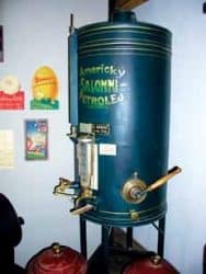 Le distributeur de kérosène faisait partie intégrante des anciennes drogueries et supérettes. (© orlenbenzina.cz)