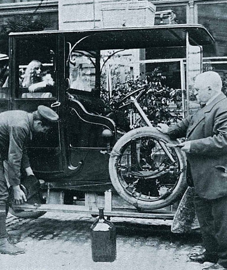 Ravitaillement en carburant devant l'hôtel de Písek en 1910. (© orlenbenzina.cz)