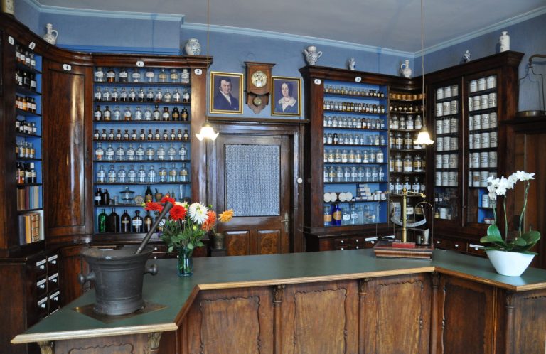 Pharmacie historique utilisée par Berta-Benz (1ère station-service) (© stadtapotheke-wiesloch.de)