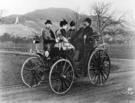 Bertha et Carl Benz (de face) en 1894