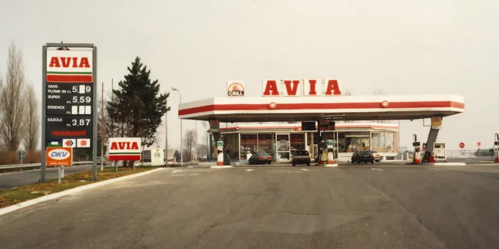 Picoty : Notre histoire 1969 / Station autoroutière AVIA à Havrincourt (© picoty.fr)