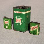 Lot de bidons d'huiles Castrol (© 20th.ch)