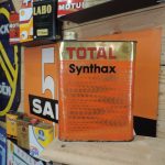 Bidon d'huile Total "Synthax" (© rouleetvintage.net)