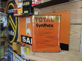 Bidon d'huile Total "Synthax" (© rouleetvintage.net)