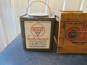 Bidon et caisse d'huile "PRESSURE GUN GREASE" (© ebay.fr)