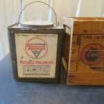 Bidon et caisse d'huile "PRESSURE GUN GREASE" (© ebay.fr)