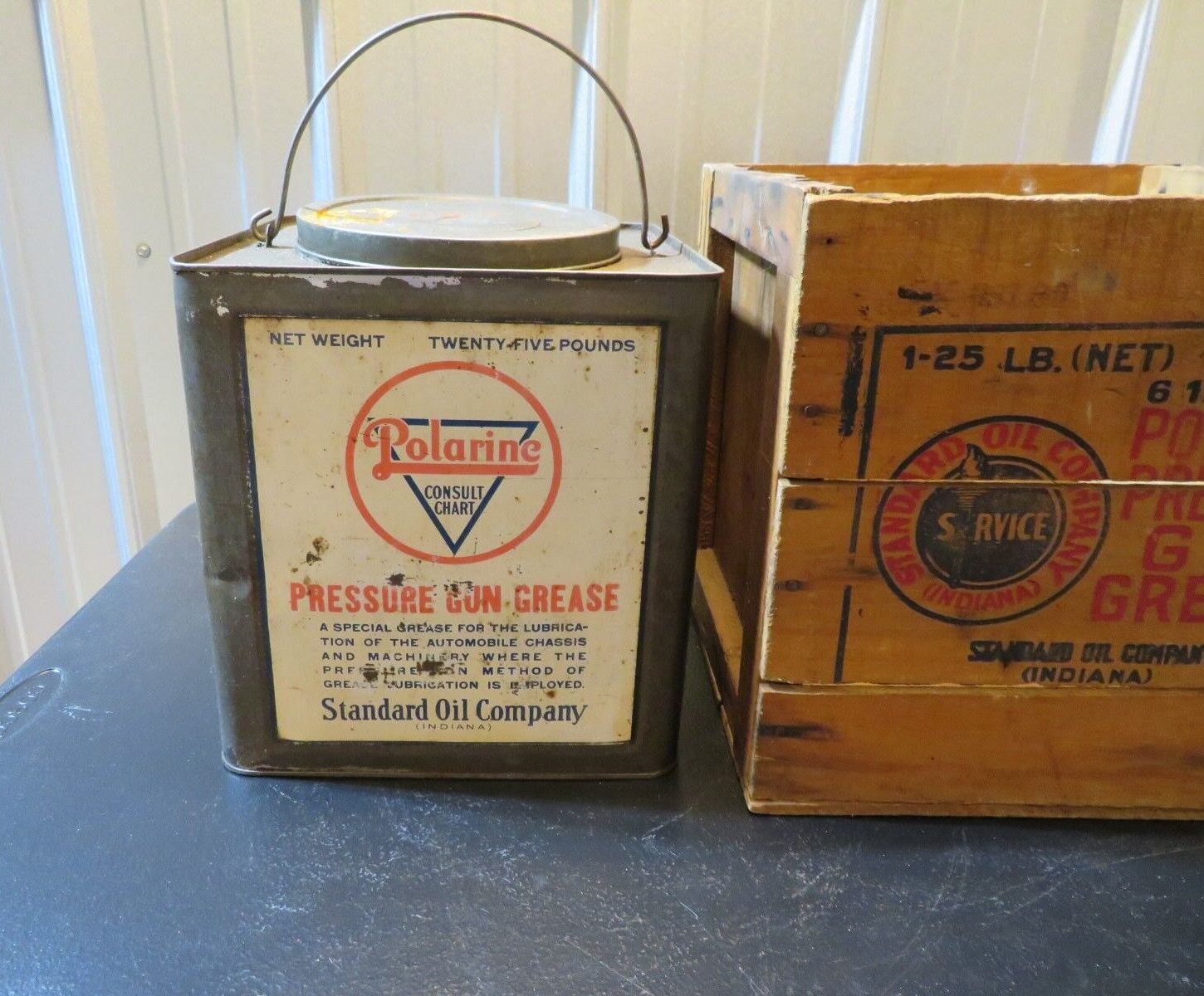 Bidon et caisse d'huile "PRESSURE GUN GREASE" (© ebay.fr)