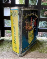 Bidon d'huile YACCO « L'huile qui donne des chevaux et qui supprime l'usure »(© yacco.com)