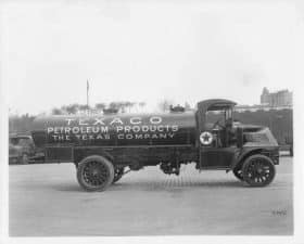 Camion-citerne Mack de 1914 pour Texaco Petroleum Products (© ebay.ca)