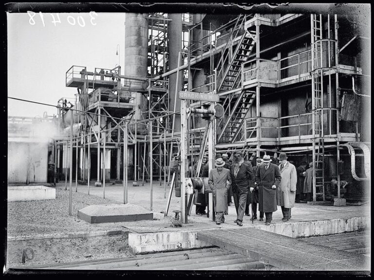 Visite d'Anatole de Monzie, ministre des Travaux publics, aux raffineries de pétrole de Gonfreville, France, 1939 (© Excelsior - L Equipe / Roger-Viollet - TotalEnergies)