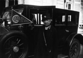 À 79 ans, la duchesse d’Uzès fonde l’Automobile club féminin dont elle sera la présidente jusqu’à sa mort. (Photo : ©Agence de presse Meurisse - bienpublic.com)