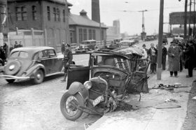 Autos-folies… (Photos N/B d’accidents des années ’20 et ’30) (© gatsbyonline.com)