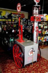 Pompe mobile Tokheim 15, aux couleurs de Texaco, 1913 (© xxxxantiques.com.au)