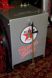 Pompe mobile Tokheim 15, aux couleurs de Texaco, 1913 (© xxxxantiques.com.au)