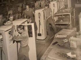 1947. Les pompes à essence Tokheim ont également été fabriquées à Fort Wayne, dans l'Indiana. (© Frank Musick / pinterest.com)