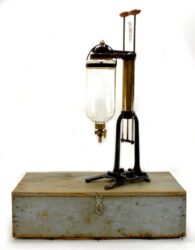 Le distributeur Tokheim modèle Vac 1932 (© invaluable.com)