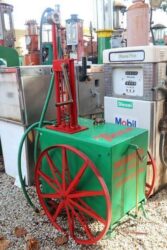 Pompe mobile Tokheim 15, 1913 (© xxxxantiques.com.au)