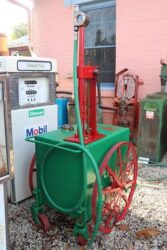 Pompe mobile Tokheim 15, 1913 (© xxxxantiques.com.au)