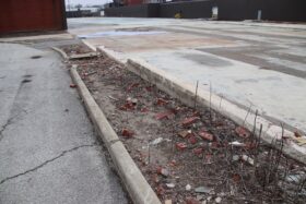 Débris de briques de l'ancienne usine Tokheim (© usautoindustryworldwartwo.com)