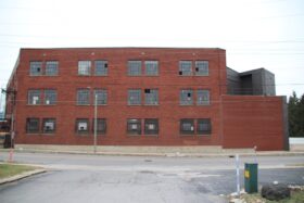 Bâtiment en brique rouge sur l'ancien site de Tokheim (© usautoindustryworldwartwo.com)