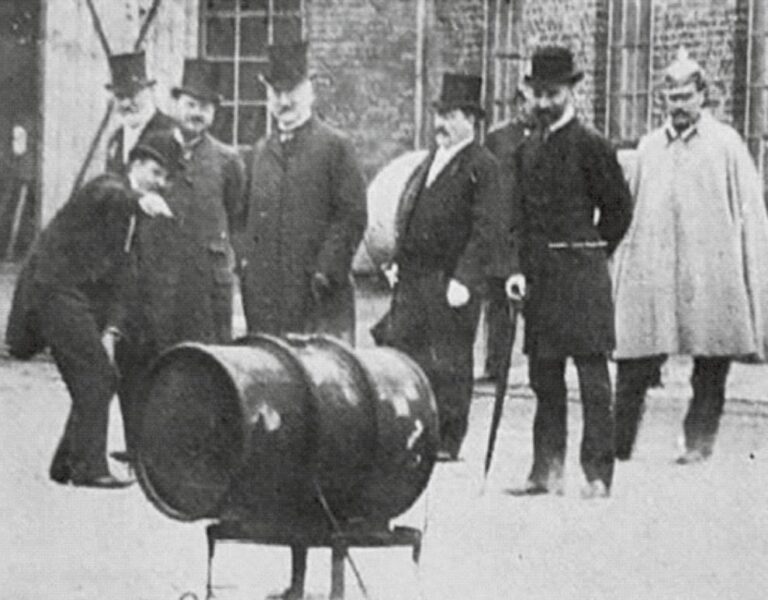 Photographie de 1899 ; ici, Ferdinand Henze avec l'un de ses premiers navires. Photo : Gilbarco