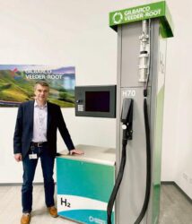 Le directeur général Dietmar Kreth de Gilbarco (Ex-Salzkotten) (à droite, avec le modèle d'une nouvelle borne à hydrogène)