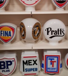 Globe Benzole (copie), en verre, à trois côtés (© automobilia-uk.com)