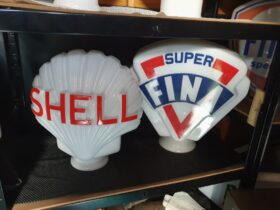 Globe (repro) FINA "SUPER" (© automobilia-uk.com)