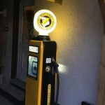 Pompe NATIONAL (Benzole Mixture) par Avery Hardholl, avec plaque émaillée (© automobilia-uk.com)