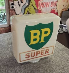 GLOBE ORIGINAL BP, en verre, années 60 (© automobilia-uk.com)