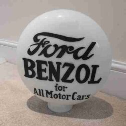 Globe de pompe à essence Ford Benzol (© ukrestoration.com)