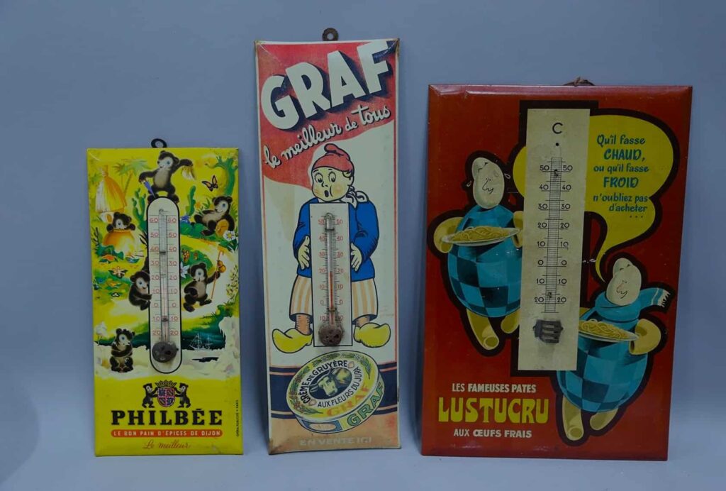 lot de plaques émaillées et publicitaires avec thermomètre (© auctionlab.news)