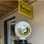 Pompe NATIONAL (Benzole Mixture) par Avery Hardholl, avec plaque émaillée (© automobilia-uk.com)