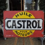 Plaque émaillée Castrol "En vente ici" (© rouleetvintage.net)